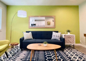 King Bed-Parking-Top Floor-Desk-Downtown
